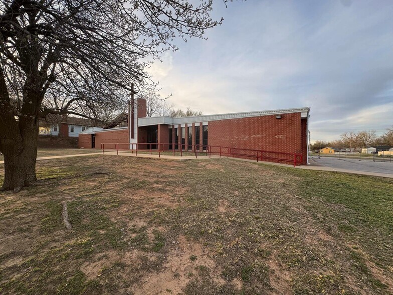 More Photos Of 1810 E Broadway Ave, Enid Flex For Sale