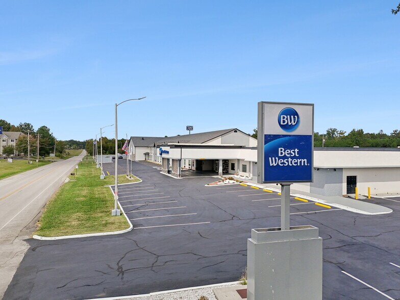 Primary Photo Of 126 Expressway Dr, Manchester Hotel For Sale