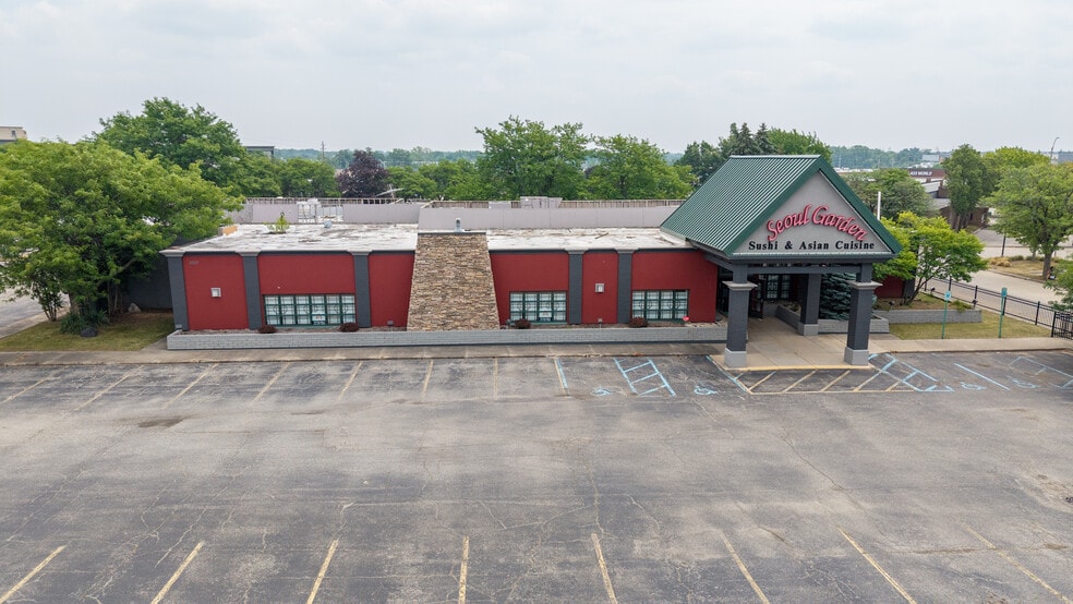 Primary Photo Of 3321 28th St SE, Grand Rapids Restaurant For Lease