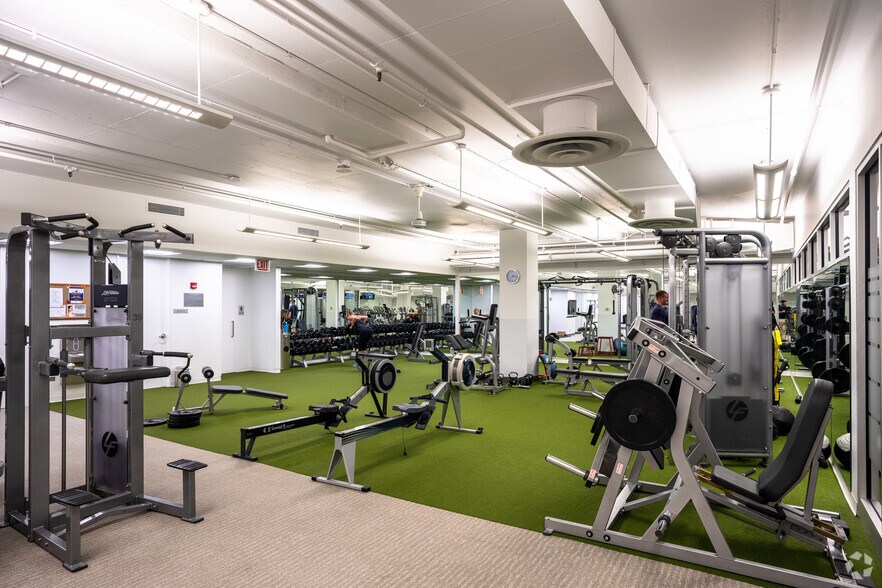 More Photos Of 1475 E Woodfield Rd, Schaumburg Office For Lease