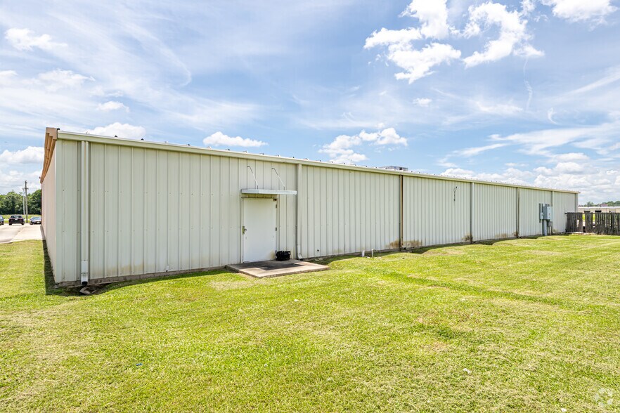 More Photos Of 1420 Hospital Rd, New Roads Storefront For Lease