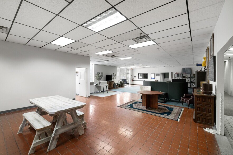 More Photos Of 215 Marvin Miller Dr SW, Atlanta Light Distribution For Sale