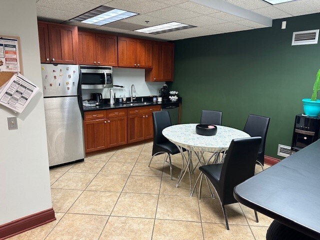 More Photos Of 707 Ridgeview Dr, McHenry Flex For Sale