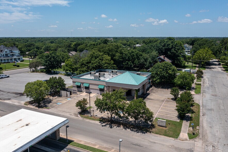 More Photos Of 201 W 5th St, Bonham Medical For Lease