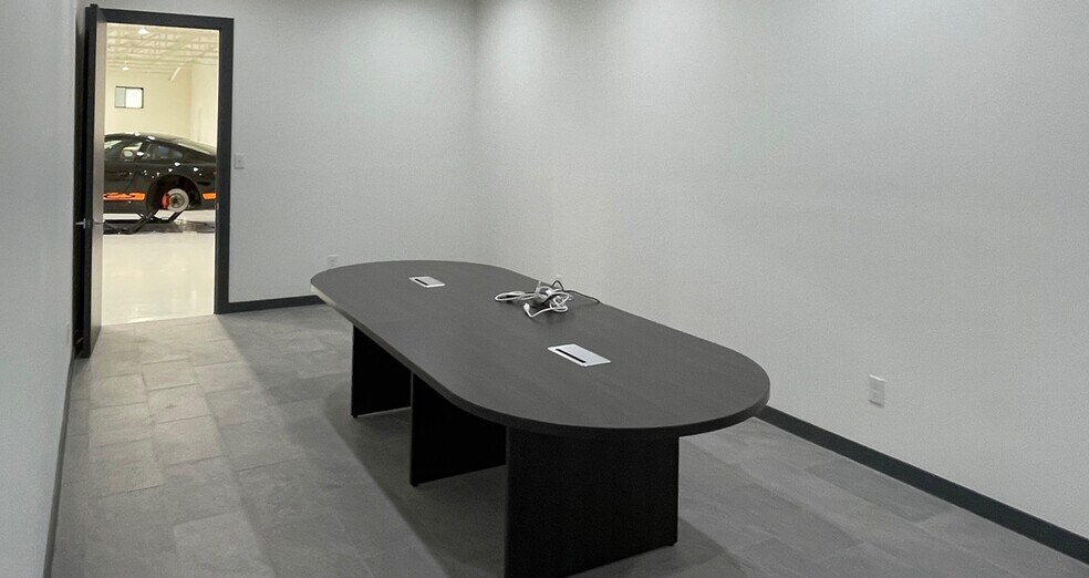 More Photos Of 1035 E Levee St, Dallas Showroom For Sale