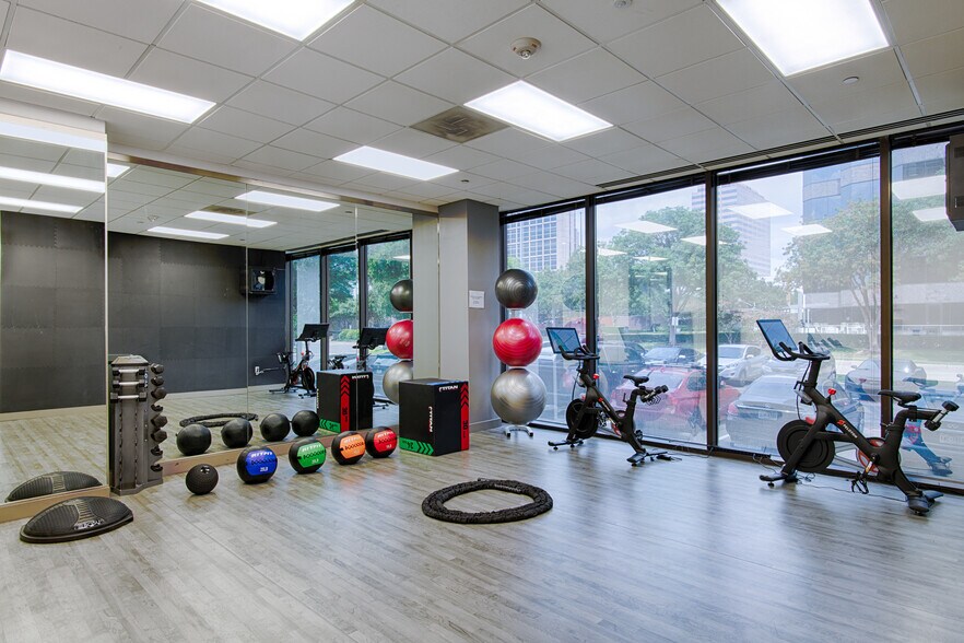 More Photos Of 4835 Lyndon B Johnson Fwy, Dallas Unknown For Lease