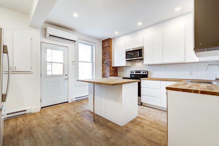 More Photos Of 301-311 St De L'église, Montréal Storefront Retail Office For Sale