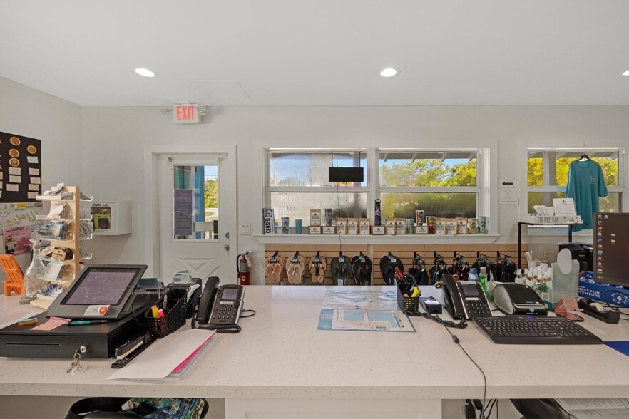 More Photos Of 19950-19980 Overseas Hwy, Sugarloaf Key Office For Sale