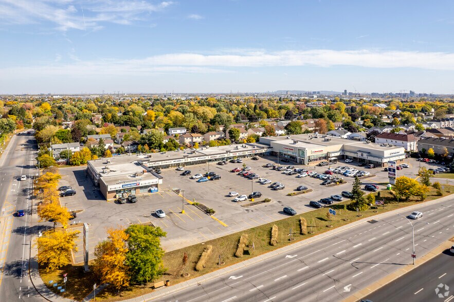 More Photos Of 550-580 Boul Curé-Labelle, Laval Storefront For Lease