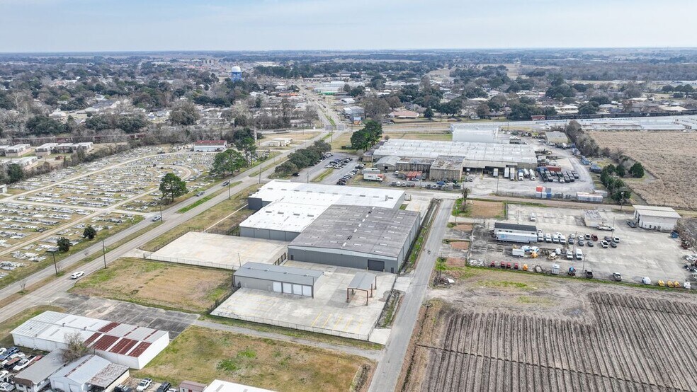 More Photos Of 403 W Admiral Doyle Dr, New Iberia Distribution For Lease
