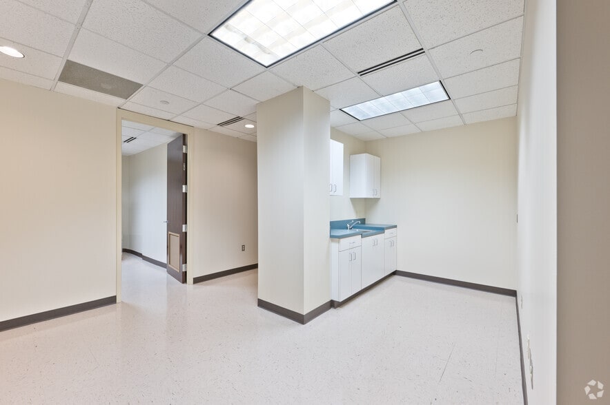 More Photos Of 2820 Waterford Lake Dr, Midlothian Office For Lease