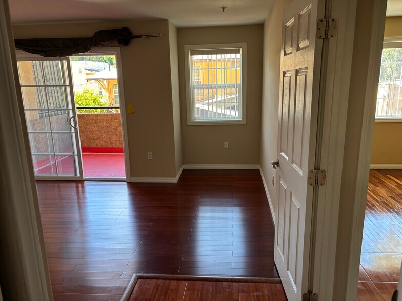 More Photos Of 2000 Argyle Ave, Los Angeles Multifamily For Sale