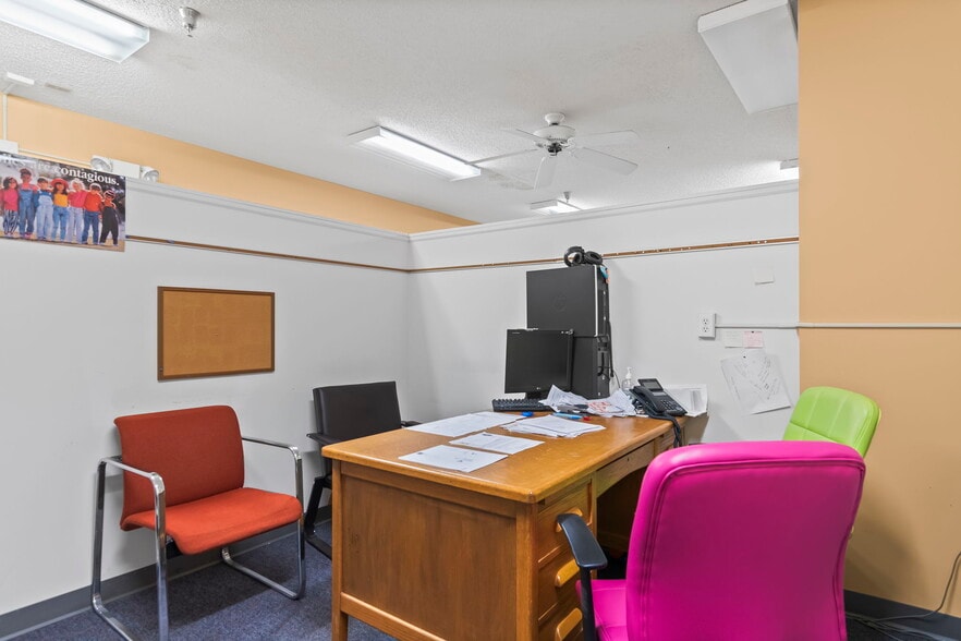 More Photos Of 805 Chatham Rd, Springfield Schools For Sale