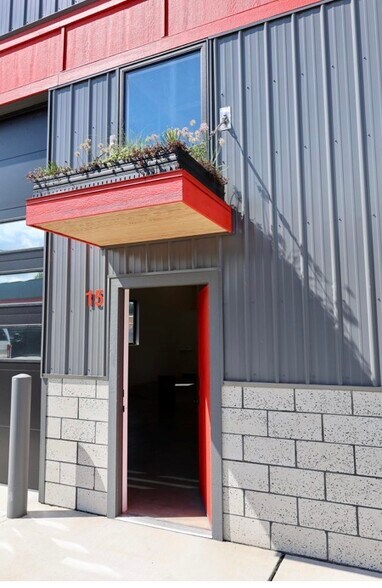 More Photos Of 815 Verhoeks St, Grand Haven Showroom For Sale