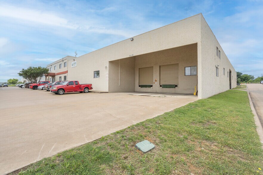More Photos Of 4700 S Edgewood Ter, Fort Worth Distribution For Sale