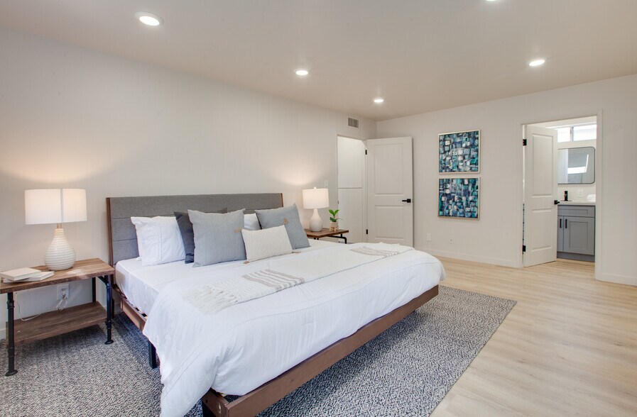 More Photos Of 1922 Canal St, Venice Apartments For Sale