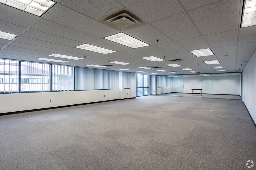 More Photos Of 6200 Brooktree Rd, Wexford Medical For Lease