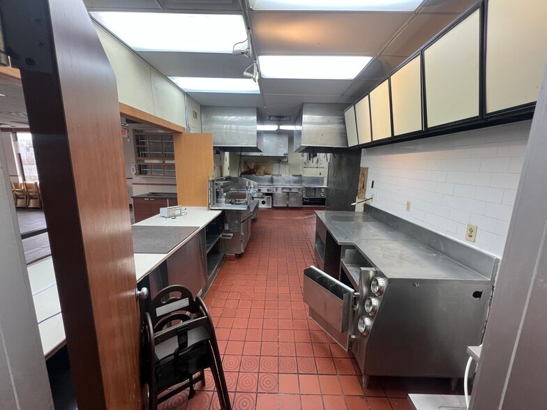 More Photos Of 5900 Roeland Dr, Mission Fast Food For Sale