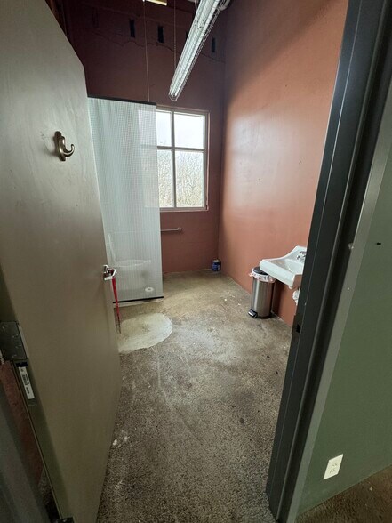 More Photos Of 113 E 6th St, Columbia Storefront For Lease