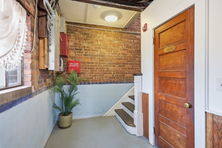 More Photos Of 43 Naubuc Ave, Glastonbury Flex For Sale