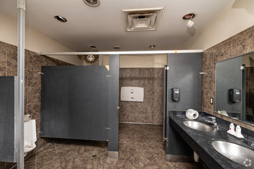More Photos Of 3241 Horizon Dr, Springfield Restaurant For Sale