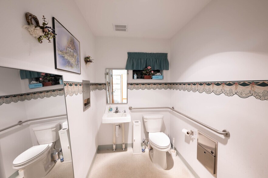 More Photos Of 706 Grape St, Whitehall Medical For Sale