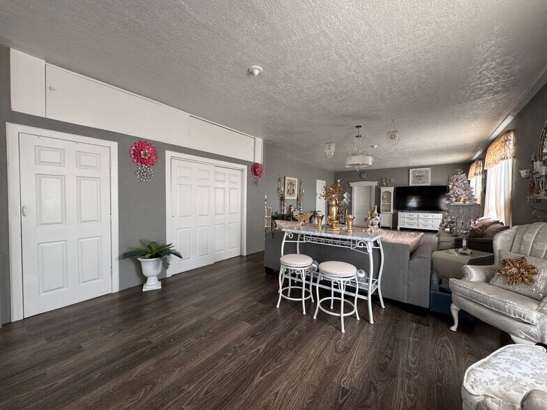 More Photos Of 1221 Overland Ave, Burley Storefront For Sale