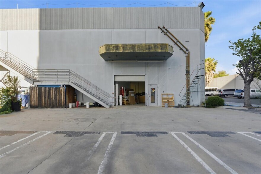 More Photos Of 6110 Variel Ave, Woodland Hills Research And Development For Lease