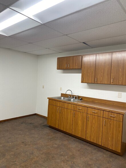 More Photos Of 400 S Eagle Ln, Oklahoma City Warehouse For Lease