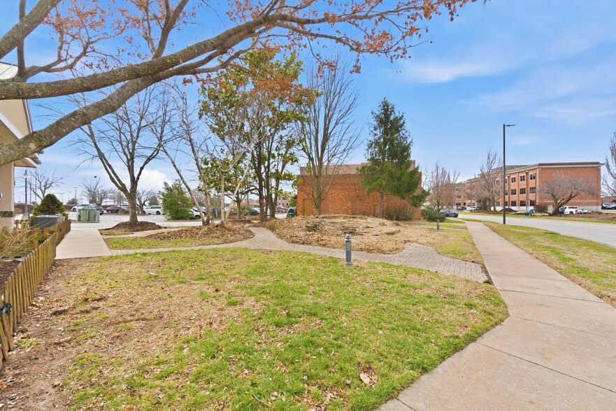 More Photos Of 2104 Chesterfield Blvd, Springfield Office For Sale
