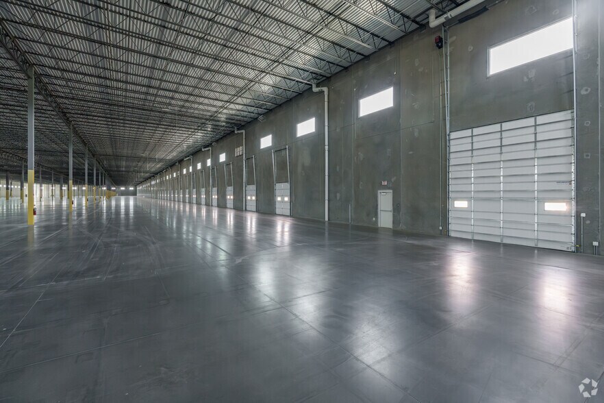 More Photos Of 6200 N Stemmons Fwy, Sanger Distribution For Lease