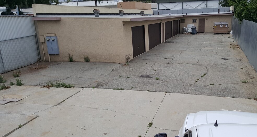 More Photos Of 208-210 E State St, Ontario Service For Lease