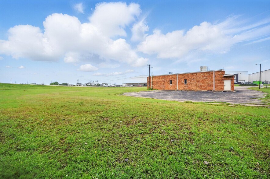 More Photos Of 4016 N Main St, Fort Worth Office For Sale