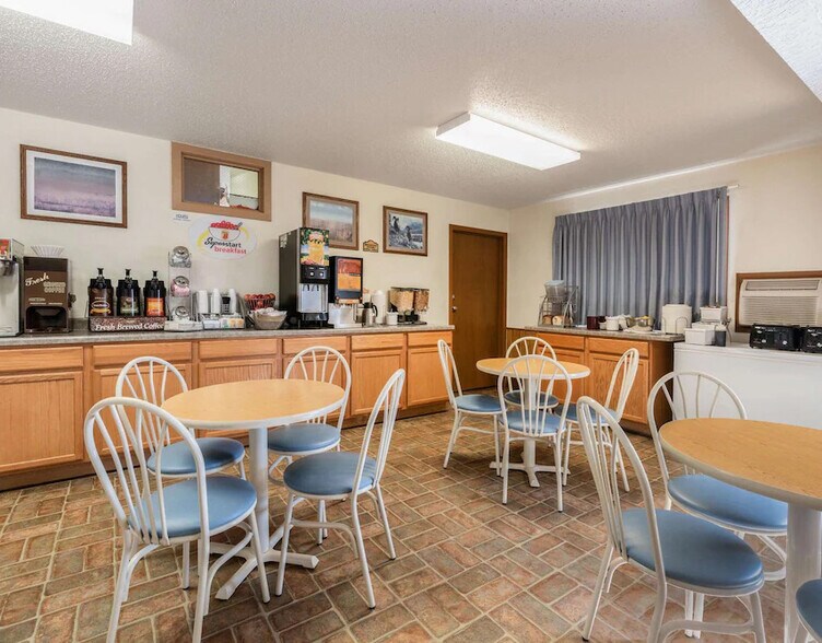 More Photos Of 109 Main St, Hill City Hotel For Sale