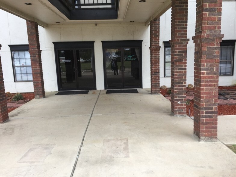 More Photos Of 337 Oaks Trl, Garland Office For Lease