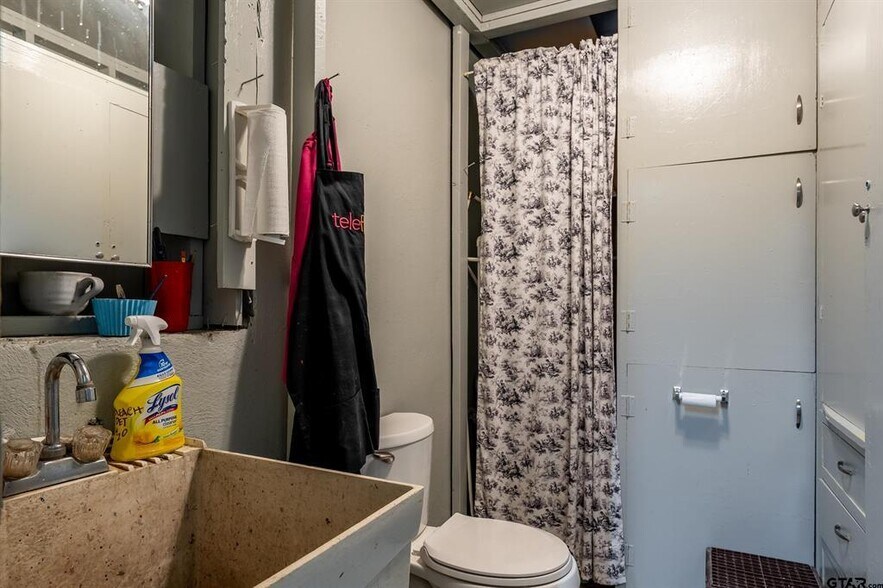 More Photos Of 114 W Broad St, Mineola Storefront For Sale