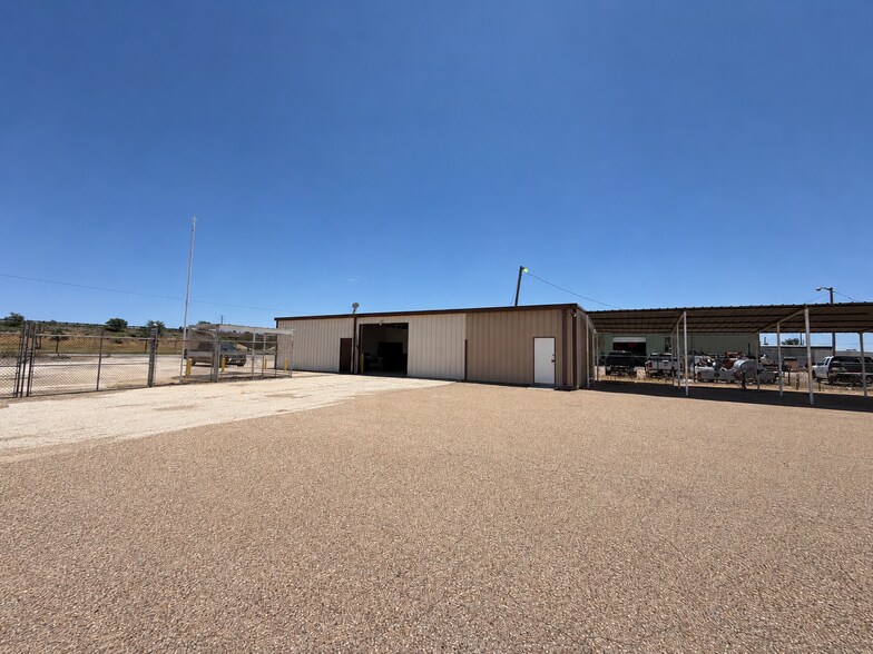 More Photos Of 2006 Kings Hwy, Snyder Service For Lease