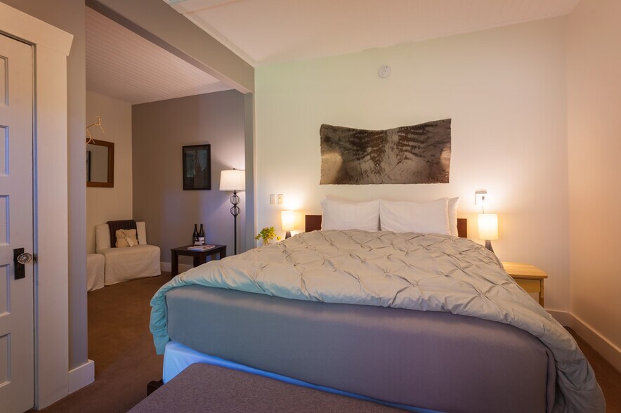 More Photos Of 2579 W Shore Dr, Lummi Island Hotel For Sale