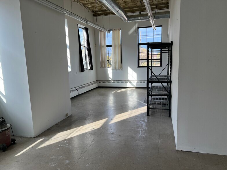 More Photos Of 1940 S Western Ave, Chicago Showroom For Lease