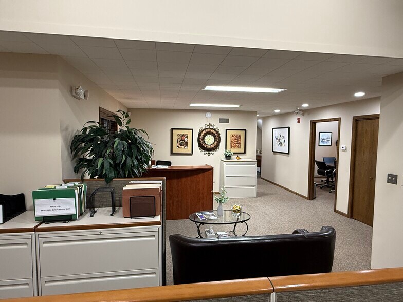 More Photos Of 475 W Terra Cotta Ave, Crystal Lake Office For Lease