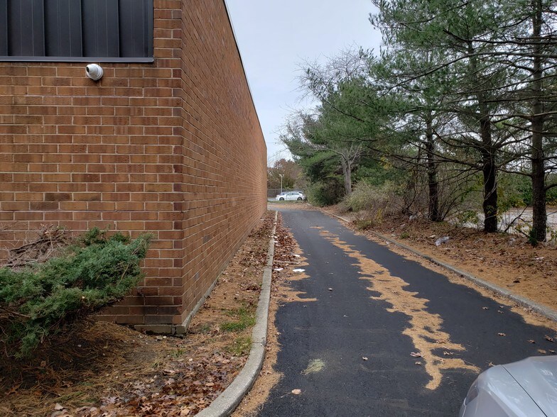 More Photos Of 175 Commerce Dr, Hauppauge Research And Development For Lease