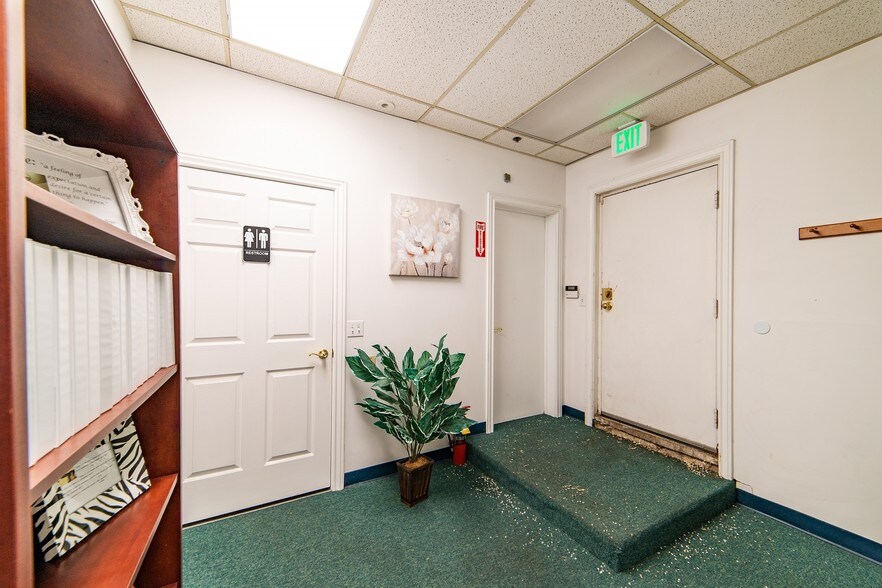 More Photos Of 672 E Union Sq, Sandy Storefront Retail Office For Lease