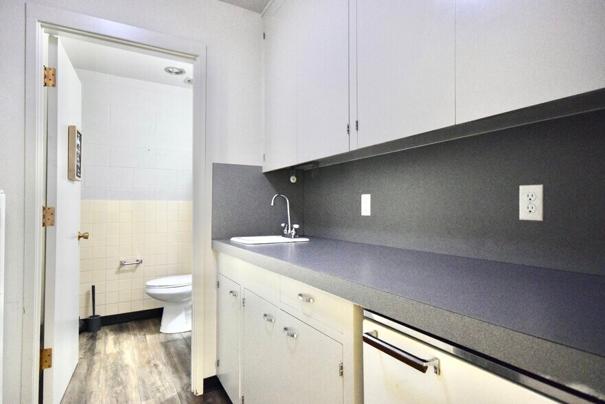 More Photos Of 2801 SE 9th St, Portland Warehouse For Lease