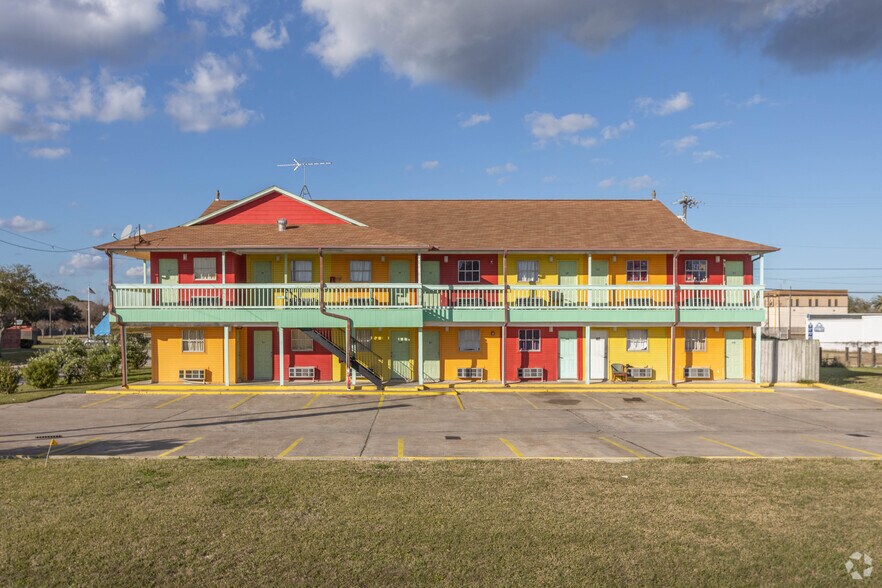 More Photos Of 928 8th Ave N, Texas City Hotel For Sale