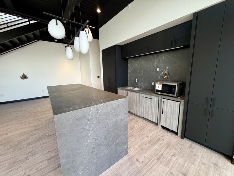 More Photos Of 7333 E Helm Dr, Scottsdale Airplane Hangar For Lease
