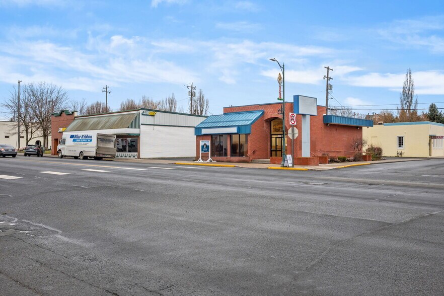 More Photos Of 639 Morgan St, Davenport Bank For Lease