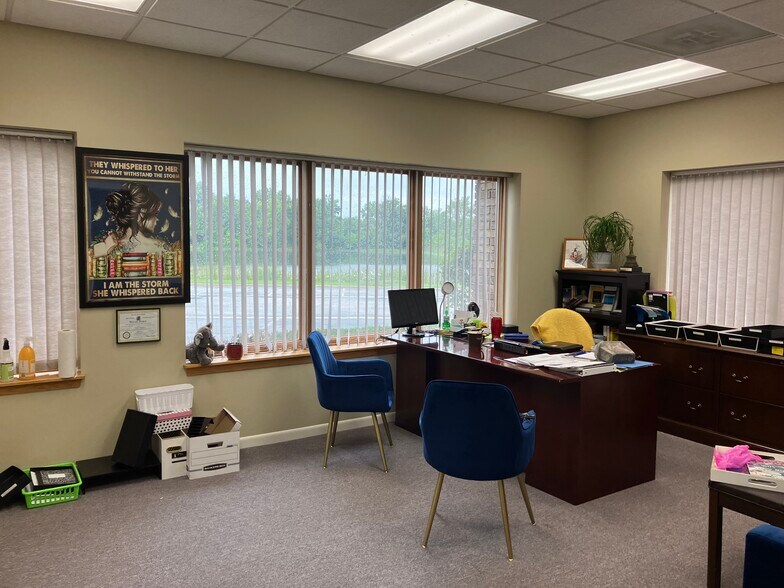 More Photos Of 28085 N Ashley Cir, Libertyville Medical For Sale