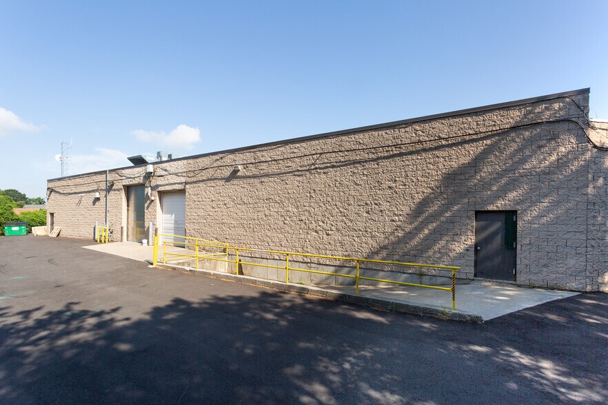 More Photos Of 4100-4134 Sunrise Hwy, Oakdale Warehouse For Lease