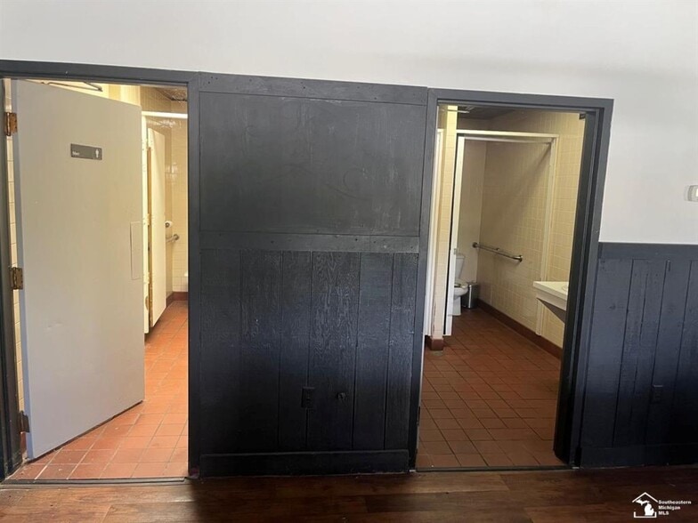 More Photos Of 1090 N Dixie Hwy, Monroe Restaurant For Sale