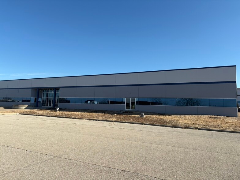 More Photos Of 11217-11227 Lakeview Ave, Lenexa Flex For Lease